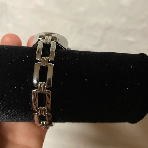 Ladies Beautiful Silver Color Round Relic Watch No Numbers - Picture 4 of 6